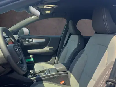 Volvo XC40 2.0 B3 MH Core — SUV hybride mild avec très faible kilométrage — Miniature 11
