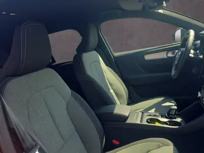 Volvo XC40 2.0 B3 MH Core — SUV hybride mild avec très faible kilométrage — Miniature 13