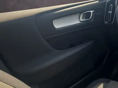 Volvo XC40 2.0 B3 MH Core — SUV hybride mild avec très faible kilométrage — Miniature 19