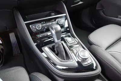 BMW 225xe iPerformance Active Tourer — Hybride rechargeable, 24 990 km, technologie CH — Miniature 19