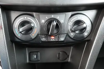 Suzuki Swift 1.2i 16V GL — Citadine robuste 4x4, sièges chauffants et moteur économe — Miniature 15