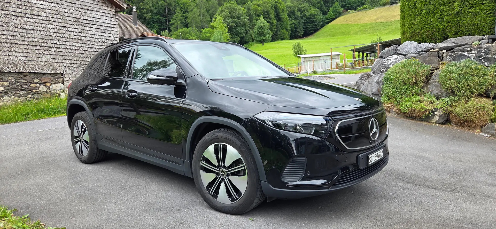 Mercedes-Benz EQA 250 — SUV électrique 292 ch, 4-roues motrices, seulement 32 500 km — vue extérieure