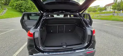 Mercedes-Benz EQA 250 — SUV électrique 292 ch, 4-roues motrices, seulement 32 500 km — intérieur