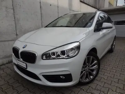 BMW 220 Active Tourer 220i — Monospace compact pratique et économe, 220'000 km — fianco