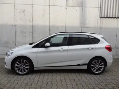 BMW 220 Active Tourer 220i — Monospace compact pratique et économe, 220'000 km — vista esterna