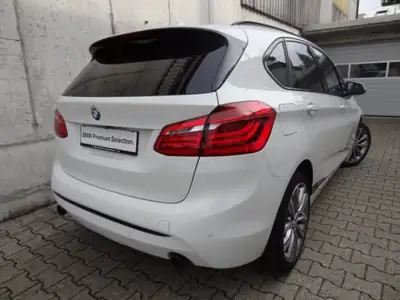 BMW 220 Active Tourer 220i — Monospace compact pratique et économe, 220'000 km — vista posteriore