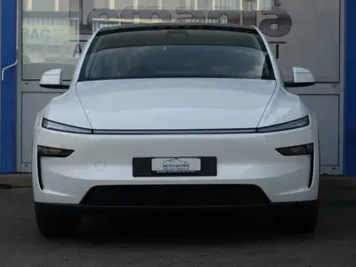 Tesla Model Y Dual Motor Long Range AWD — SUV électrique haute performance, quasi neuf — rear view