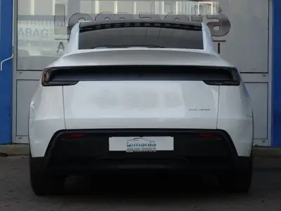 Tesla Model Y Dual Motor Long Range AWD — SUV électrique haute performance, quasi neuf — detail