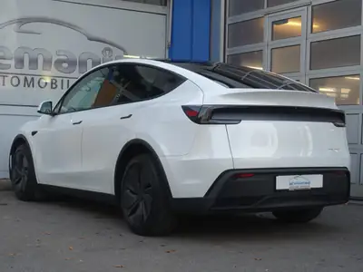 Tesla Model Y Dual Motor Long Range AWD — SUV électrique haute performance, quasi neuf — dashboard