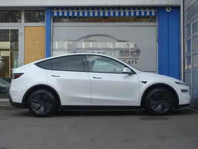 Tesla Model Y Dual Motor Long Range AWD — SUV électrique haute performance, quasi neuf — Thumbnail 8