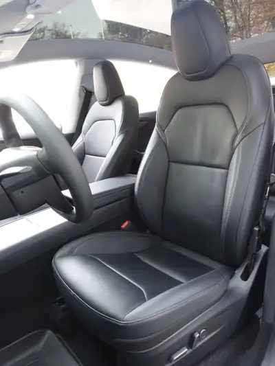 Tesla Model Y Dual Motor Long Range AWD — SUV électrique haute performance, quasi neuf — Thumbnail 9