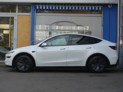 Tesla Model Y Dual Motor Long Range AWD — SUV électrique haute performance, quasi neuf — Thumbnail 7