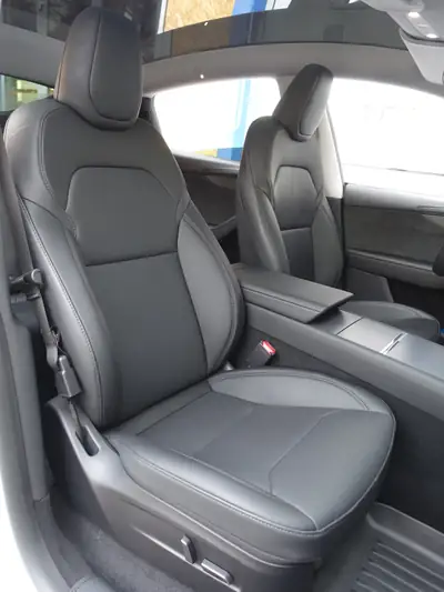 Tesla Model Y Dual Motor Long Range AWD — SUV électrique haute performance, quasi neuf — Thumbnail 10