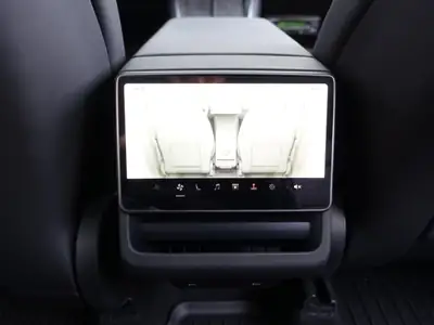 Tesla Model Y Dual Motor Long Range AWD — SUV électrique haute performance, quasi neuf — Thumbnail 13