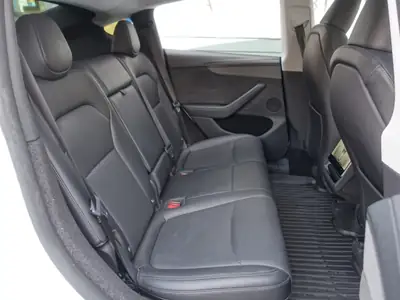 Tesla Model Y Dual Motor Long Range AWD — SUV électrique haute performance, quasi neuf — Thumbnail 15
