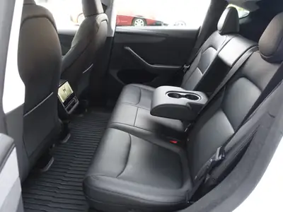 Tesla Model Y Dual Motor Long Range AWD — SUV électrique haute performance, quasi neuf — Thumbnail 14