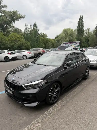BMW 118i M Sport — Citadine sportive 2022, moteur efficient et design affirmé — côté
