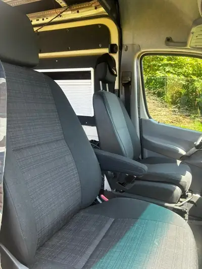 Mercedes-Benz Sprinter 316 CDI 163 ch — 4x4 robuste, portes coulissantes, 120'000 km — interni