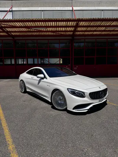 Mercedes-Benz S 63 AMG Coupé — Puissance 585 ch, design blanc éclatant — Außenansicht