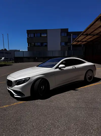 Mercedes-Benz S 63 AMG Coupé — Puissance 585 ch, design blanc éclatant — Heckansicht