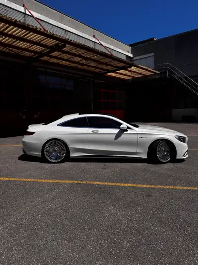 Mercedes-Benz S 63 AMG Coupé — Puissance 585 ch, design blanc éclatant — Seitenansicht