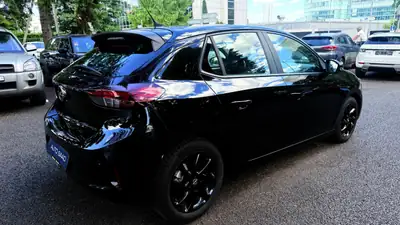 Opel Corsa 1.2 TP Elegance — Citadine agile, entretien léger, 42'000 km seulement — dashboard