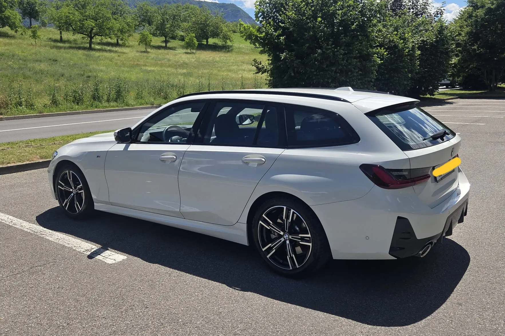 BMW 330i Touring G21 M Sport — Break sportif 2024, moteur 245 ch, pneus toutes saisons inclus — vue extérieure