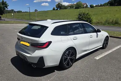 BMW 330i Touring G21 M Sport — Break sportif 2024, moteur 245 ch, pneus toutes saisons inclus — côté