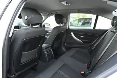 BMW 320i Steptronic 2017 — Berline élégante, entretien gratuit et garantie inclus — Miniatura 10