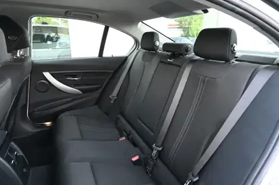 BMW 320i Steptronic 2017 — Berline élégante, entretien gratuit et garantie inclus — Miniatura 11