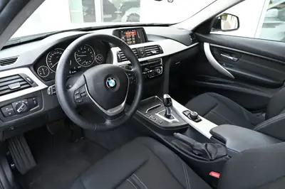 BMW 320i Steptronic 2017 — Berline élégante, entretien gratuit et garantie inclus — Miniatura 12