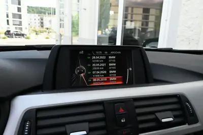 BMW 320i Steptronic 2017 — Berline élégante, entretien gratuit et garantie inclus — Miniatura 17