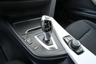 BMW 320i Steptronic 2017 — Berline élégante, entretien gratuit et garantie inclus — Miniatura 24