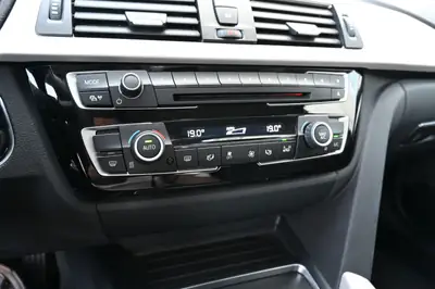 BMW 320i Steptronic 2017 — Berline élégante, entretien gratuit et garantie inclus — Miniatura 23