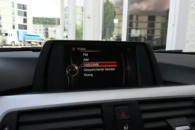 BMW 320i Steptronic 2017 — Berline élégante, entretien gratuit et garantie inclus — Miniatura 22