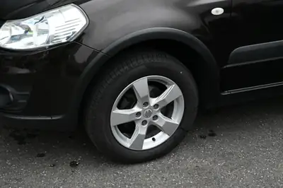 Suzuki SX4 1.6 GL 4WD — Robuste SUV compact avec transmission intégrale modulable — intérieur