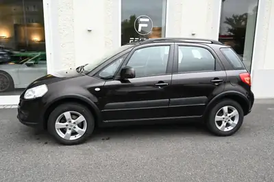 Suzuki SX4 1.6 GL 4WD — Robuste SUV compact avec transmission intégrale modulable — tableau de bord