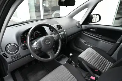 Suzuki SX4 1.6 GL 4WD — Robuste SUV compact avec transmission intégrale modulable — Miniature 8