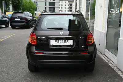 Suzuki SX4 1.6 GL 4WD — Robuste SUV compact avec transmission intégrale modulable — Miniature 7