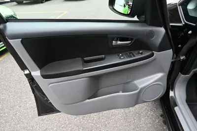 Suzuki SX4 1.6 GL 4WD — Robuste SUV compact avec transmission intégrale modulable — Miniature 10