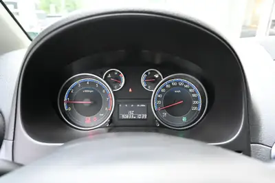 Suzuki SX4 1.6 GL 4WD — Robuste SUV compact avec transmission intégrale modulable — Miniature 11