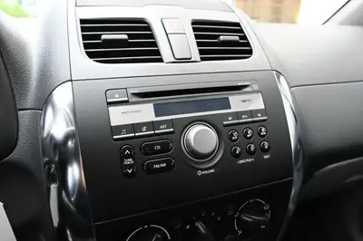 Suzuki SX4 1.6 GL 4WD — Robuste SUV compact avec transmission intégrale modulable — Miniature 12