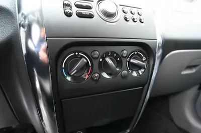 Suzuki SX4 1.6 GL 4WD — Robuste SUV compact avec transmission intégrale modulable — Miniature 13