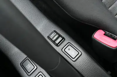 Suzuki SX4 1.6 GL 4WD — Robuste SUV compact avec transmission intégrale modulable — Miniature 15