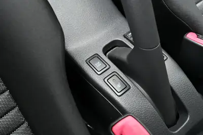 Suzuki SX4 1.6 GL 4WD — Robuste SUV compact avec transmission intégrale modulable — Miniature 16