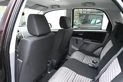 Suzuki SX4 1.6 GL 4WD — Robuste SUV compact avec transmission intégrale modulable — Miniature 18