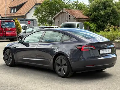 Tesla Model 3 Standard Range RWD — Berline électrique performante, 49 500 km seulement — Thumbnail 8