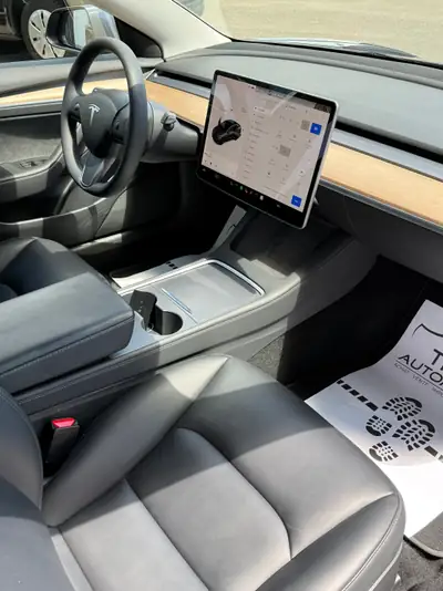 Tesla Model 3 Standard Range RWD — Berline électrique performante, 49 500 km seulement — Thumbnail 20
