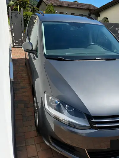 VW Sharan 2.0 TDI — Monospace fiable, 140 ch, essence économique et sécurisé — side view