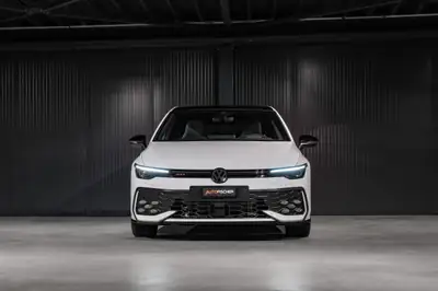 Volkswagen Golf 2.0 TSI GTI DSG — Sportive affûtée, cuir premium et 10 200 km seulement — rear view